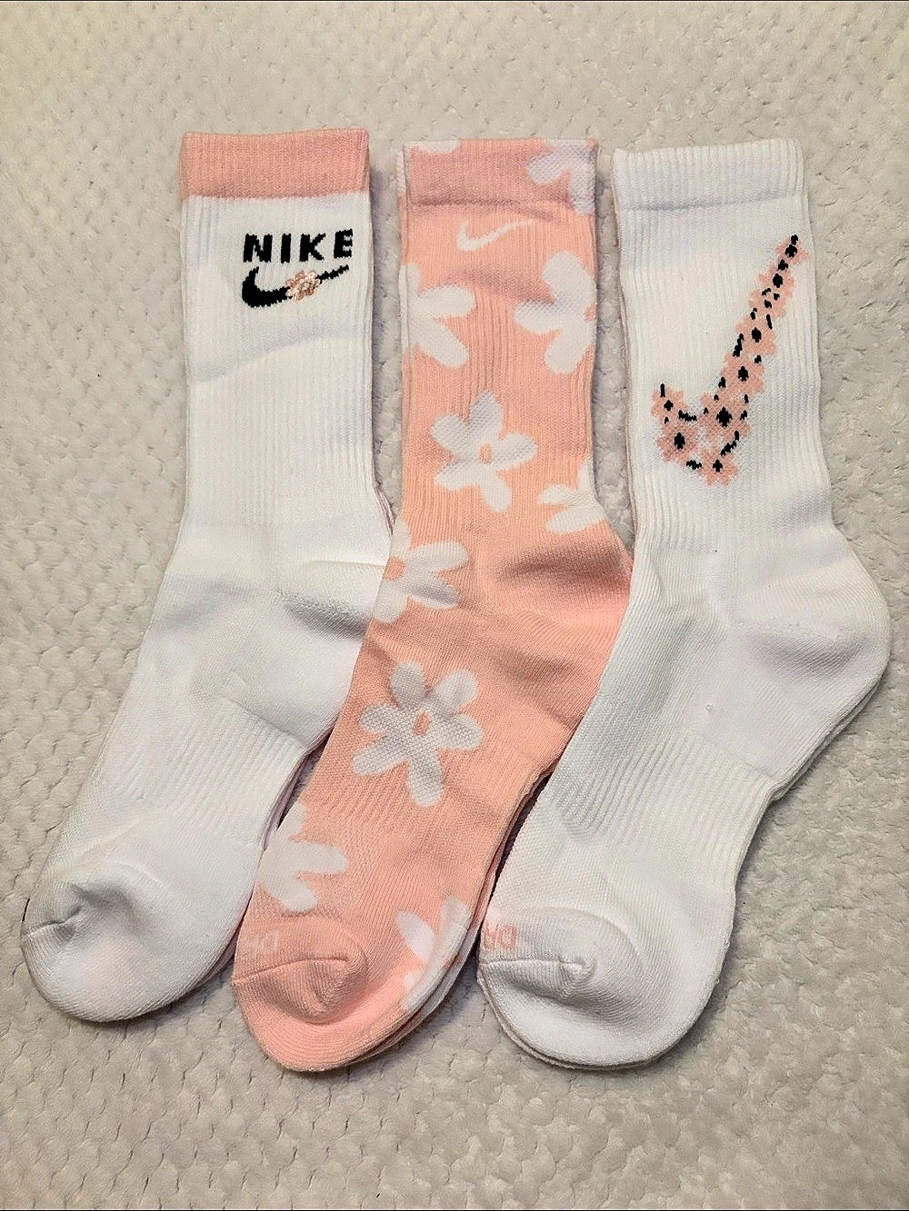 NWOT Nike Flower Power Dri-Fit Crew Socks 3-Pair Set in White & Pink - Medium